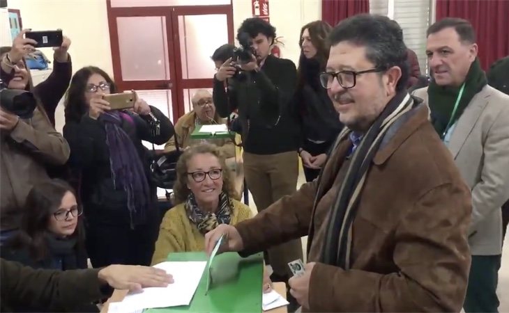 El candidato de VOX, Francisco Serrano, ha sido el primer candidato en votar. Lo ha hecho en Sevilla