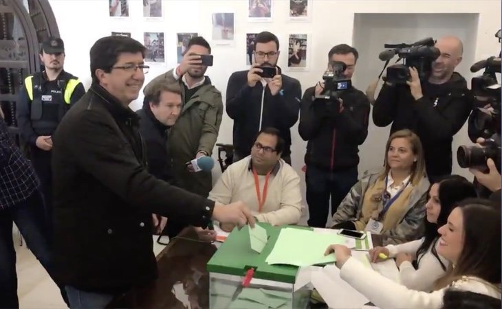 El candidato de Ciudadanos, Juan Marín, ha sido el último en votar. Lo ha hecho en su colegio electoral de Sanlúcar, Cádiz.