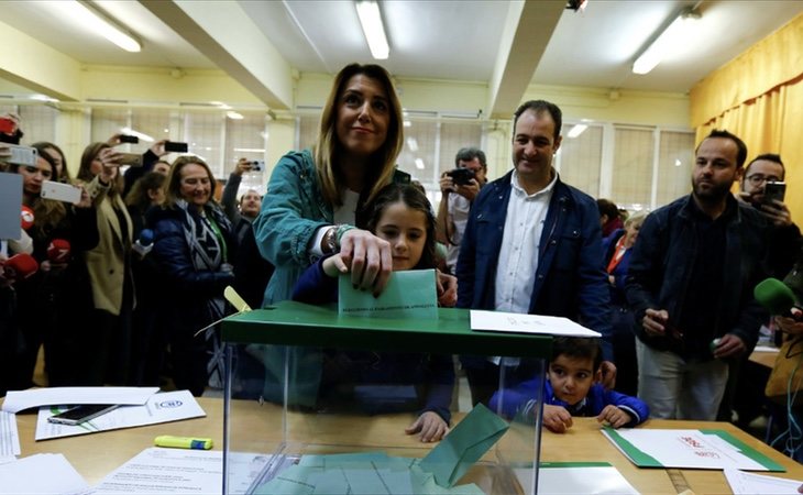 Los apoderados de VOX han increpado y abucheado a Susana Díaz mientras votaba en su colegio electoral