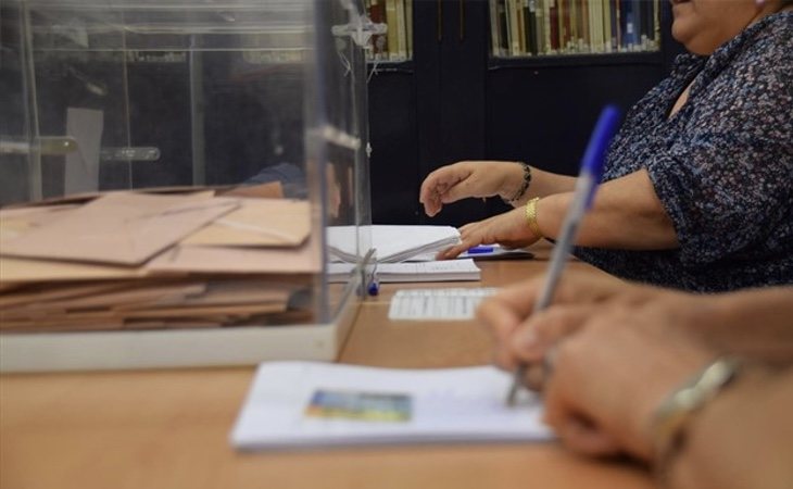 Pacma denuncia que los colegios de Sevilla y Jaén han abierto sin sus papeletas colocadas