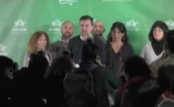 Los líderes de Adelante Andalucía, recibidos a gritos de 'No pasarán' y 'Sevilla será la tumba del fascismo'