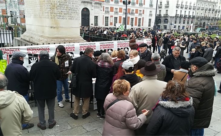 La mesa de la Puerta del Sol tenía gente esperando para votar desde primera hora de la mañana