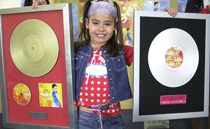 Sheila (Yaiza Esteve) con su disco de oro en 