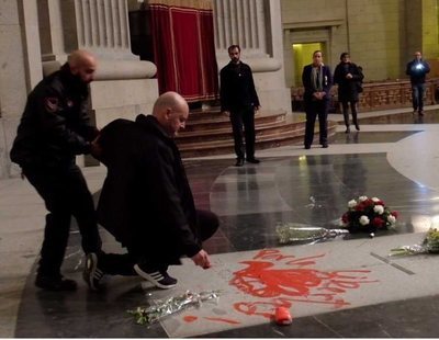 El artista que pintó la tumba de Franco es acusado de daños y desorden público