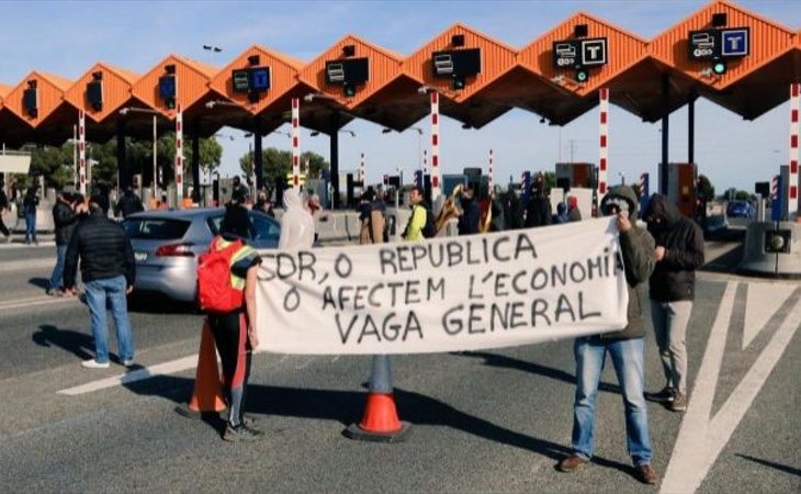 Los CDR cortaron el tráfico en la AP-7 como símbolo de protesta | A. Zanón