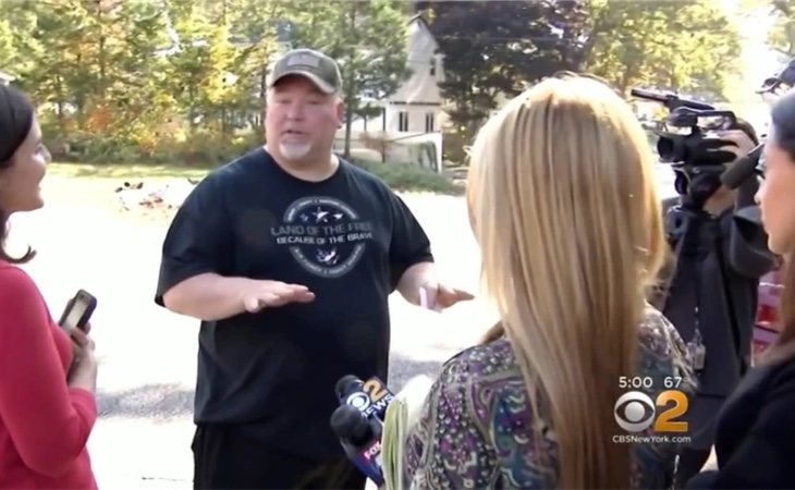 Michael Carroll atendiendo a la prensa frente a la casa