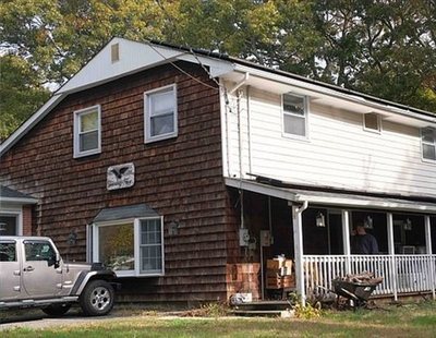 Pasaron 57 años pensando que su padre les había abandonado hasta que excavaron en el sótano