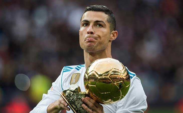 Cristiano Ronal ofreciendo el Balón de Oro en el Bernabeu