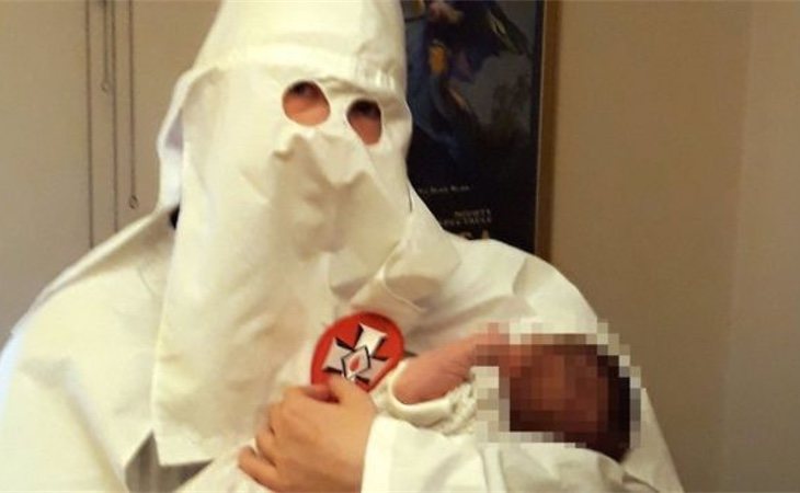 Adam Thomas sostenía a su hijo mientras vestía las ropas del Ku Klux Klan | West Midlands Police