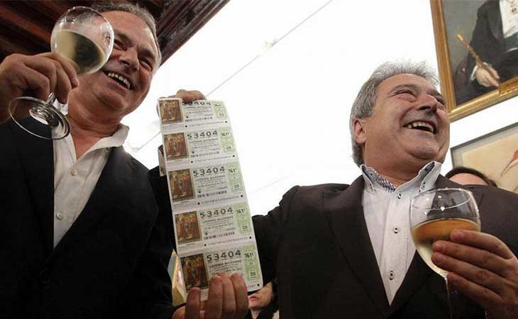 Alfonso Rus celebrando que le ha tocado la loteria