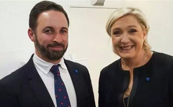 Carlos cree que la foto de Abascal con Marine Le Pen fue un error