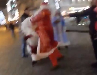 La brutal pelea entre dos Santa Claus que está revolucionando las redes