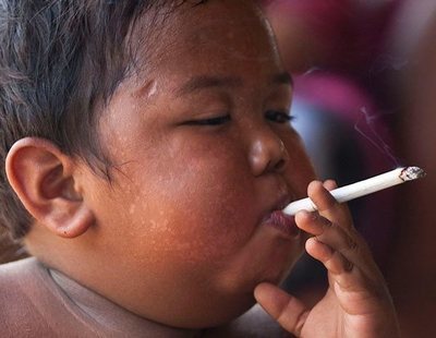 ¿Recuerdas al niño que fumaba 40 cigarrillos al día? Así está ahora