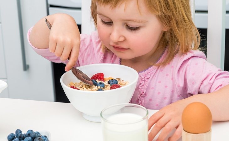 La niña solía comer avena, tofu o arroz