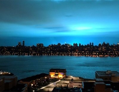 Una explosión de luz azul en plena noche de Nueva York destaca el pánico a extraterrestres