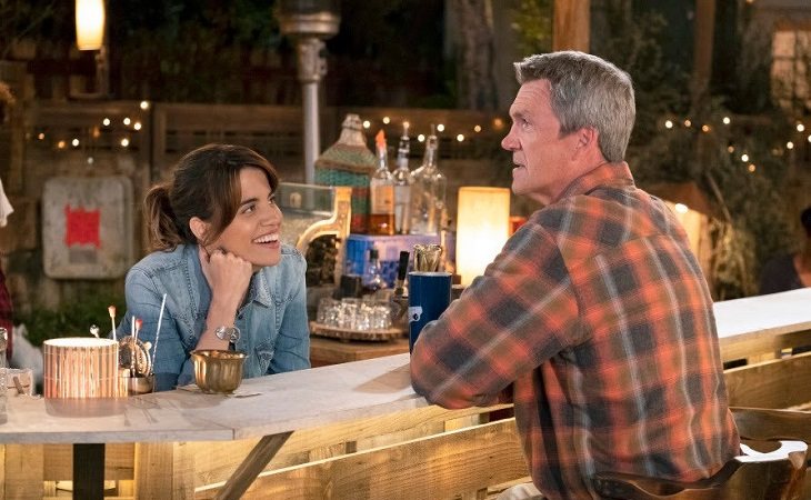 Natalie Morales y Neil Flynn en 'Abby's'