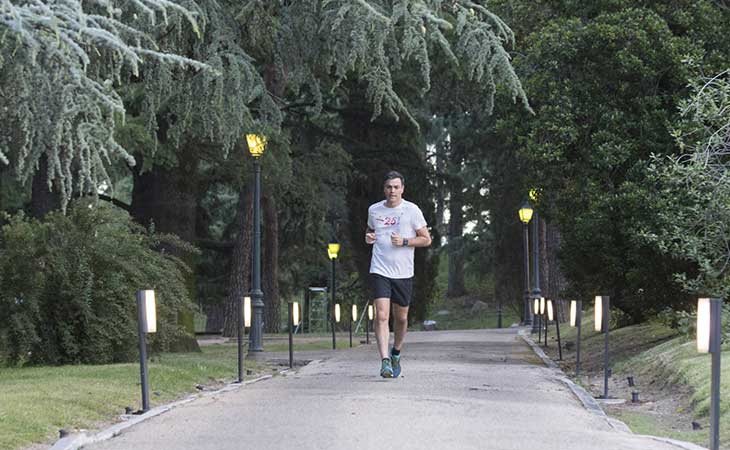 Pedro Sánchez corriendo por la Moncloa