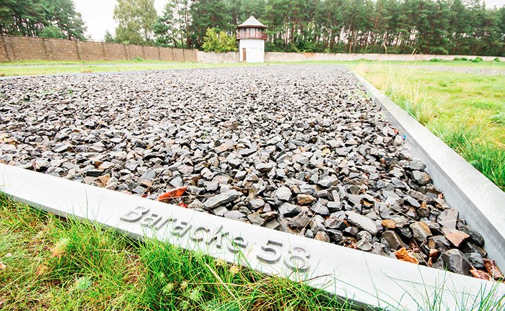 Algunos turistas visitan los campos de concentración de Sachsenhausen mientras comen