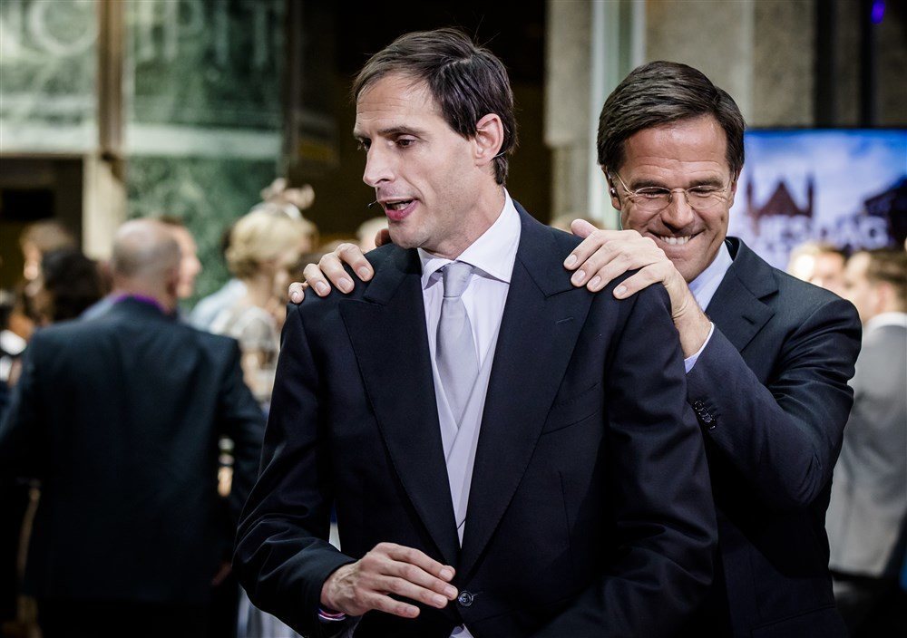 El presidente holandés, Mark Rutte, junto a su polémico ministro de Finanzas, Wopke Hoekstra