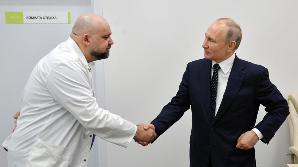 Vladimir Putin, estrechando la mano del médico que posteriormente dio positivo en coronavirus