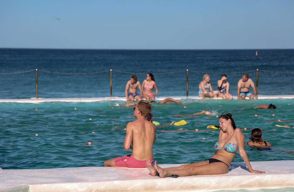 Varios bañistas en la playa de Bondi en Sídney, este viernes