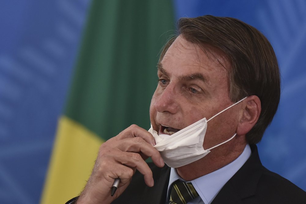 Bolsonaro se coloca una mascarilla protectora para dar una rueda de prensa