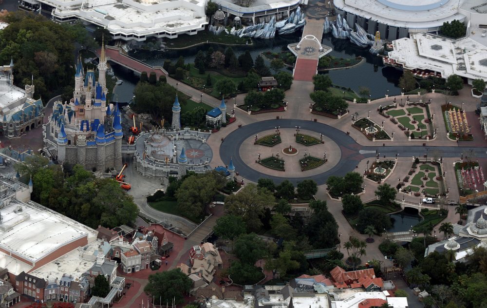 Vista aérea del Parque Disney en Orlando, vacío por el coronavirus