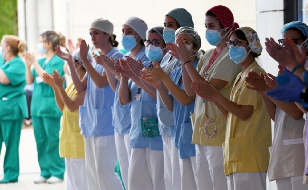 Sanitarios durante el aplauso diario a las 20:00 horas