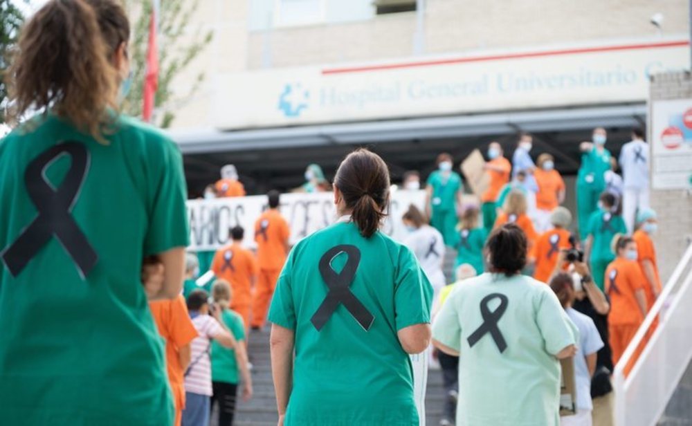 Protestas de los sanitarios del Hospital Gregorio Marañón de Madrid recordando a las víctimas del coronavirus