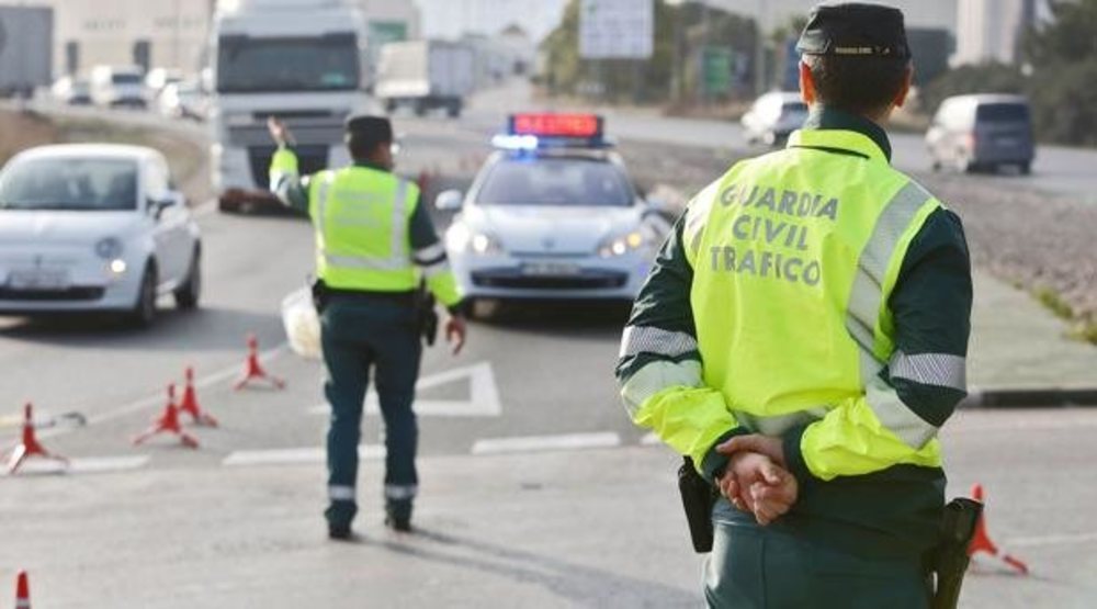 El conductor ignoró el alto de la Guardia Civil y arrolló a un agente