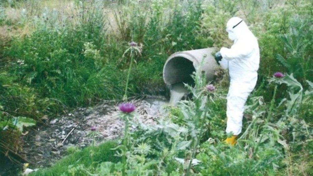 Un agente del Seprona analiza uno de los puntos de vertidos ilegales sobre el río Manzanares