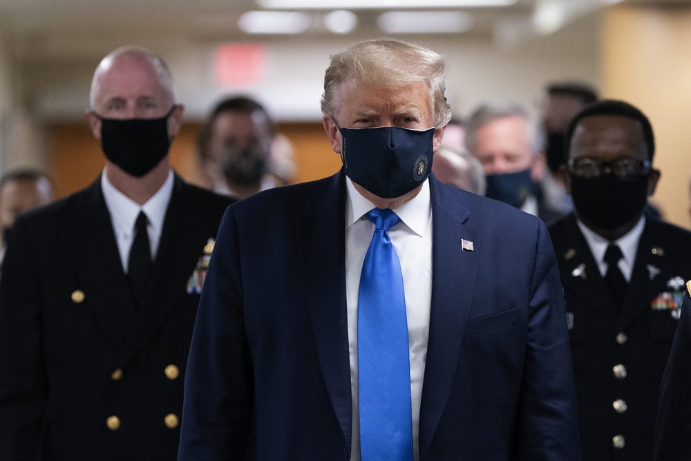 El Presidente Donald Trump, con mascarilla