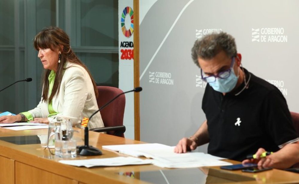 La consejera de Sanidad de Aragón, Sira Repollés, y el director general de Salud Pública, Francisco Javier Falo