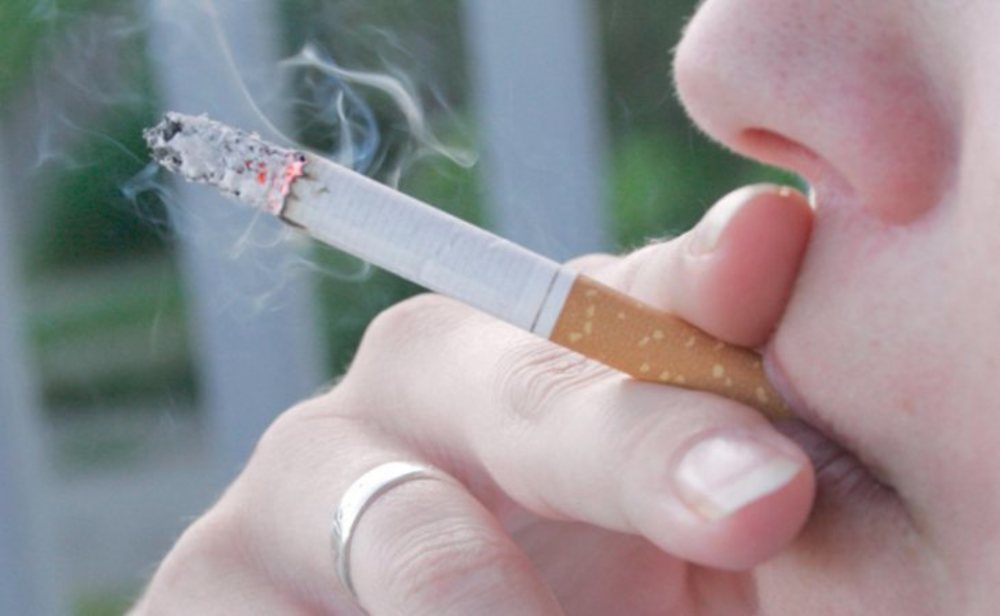 Canarias prohíbe fumar en espacios públicos