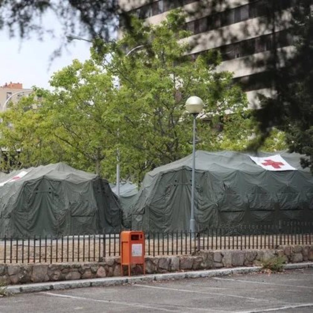 Hospital de campaña instalado en el aparcamiento del Gómez Ulla