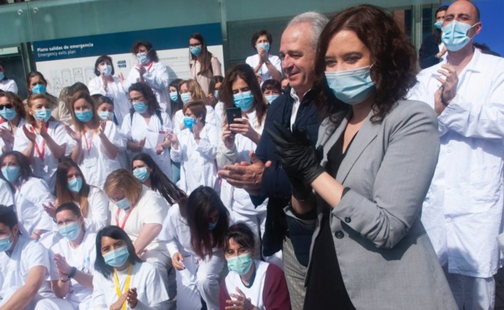 Isabel Díaz Ayuso en el hospital de Ifema