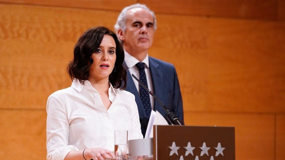 La presidenta madrileña, Isabel Díaz Ayuso, junto a su consejero de Sanidad, Enrique Ruiz Escudero