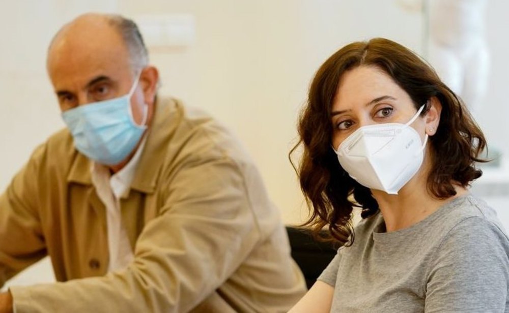 Antonio Zapatero,  viceconsejero de Salud Pública y Plan Covid-19; e Isabel Diaz Ayuso, presidenta de la Comunidad de Madrid 