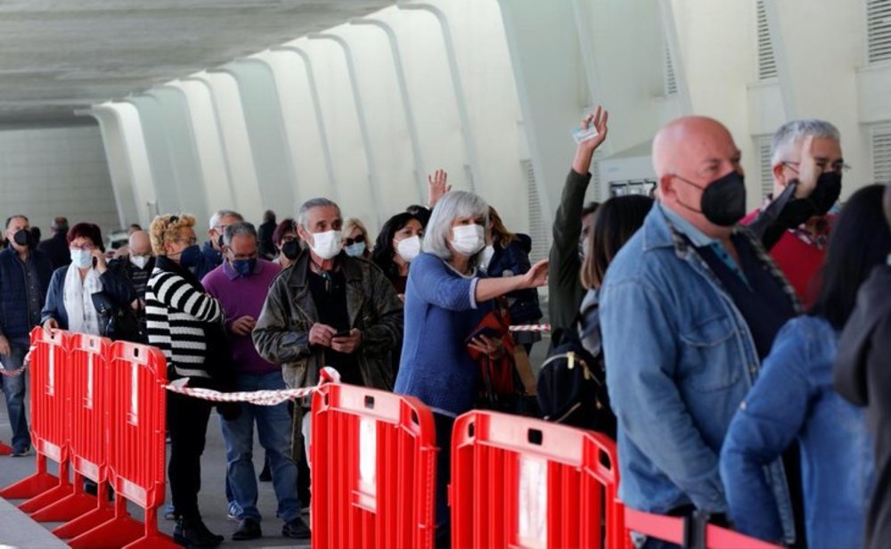 Largas colas para la vacunación en España