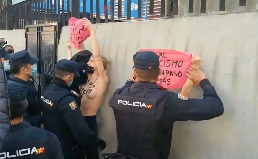 Activistas de Femen en el colegio electoral de Monasterio