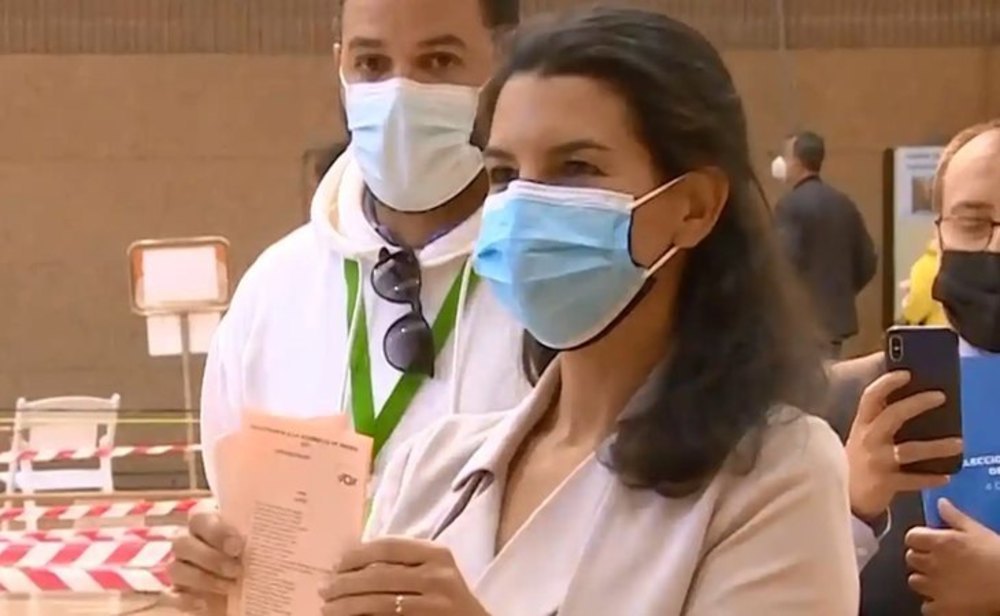 Rocío Monasterio, candidata de VOX, votando el 4-M