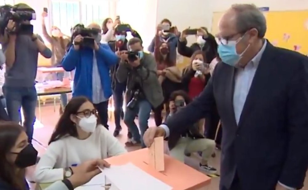 Ángel Gabilondo, candidato del PSOE, votando el 4-M