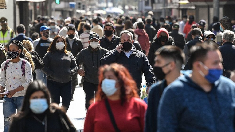 La OCU pide acabar con la mascarilla obligatoria al aire libre con el fin del estado de alarma