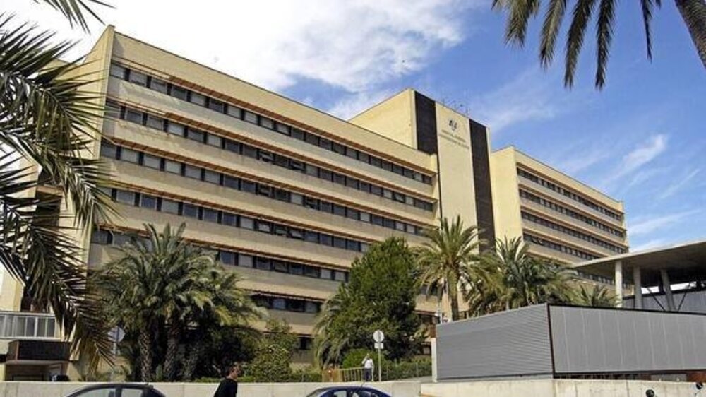 Uno de los afectados por el macrobrote de Mallorca ha sido ingresado en el Hospital de Elche a los 18 años