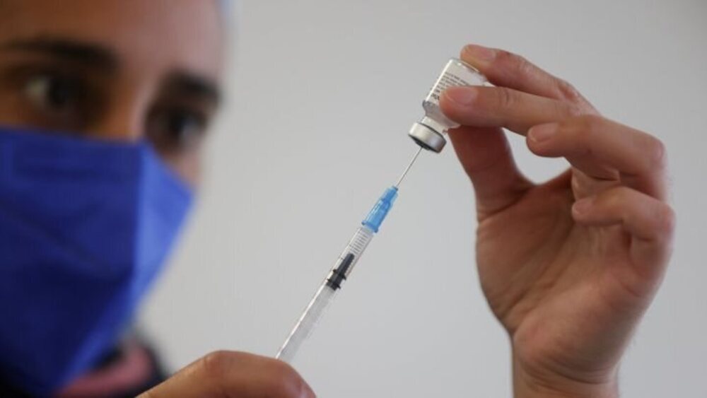 La farmacéutica también espera desarrollar una vacuna para niños a partir de seis meses a finales de año