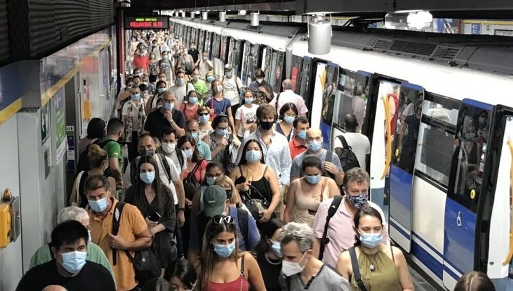 Grupo de personas en el Metro de Madrid