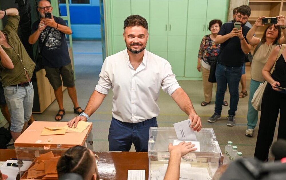 Gabrel Rudián (ERC) vota en Badalona en las elecciones generales del 23J