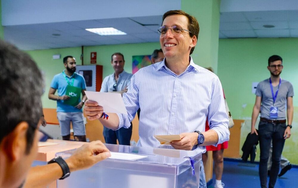 José Luís Martínez-Almeida vota en las elecciones generales del 23J