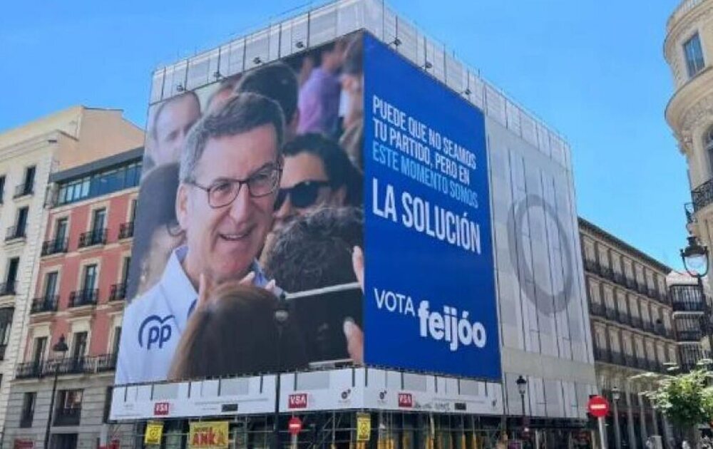 Lona del PP situada cerca de un colegio electoral