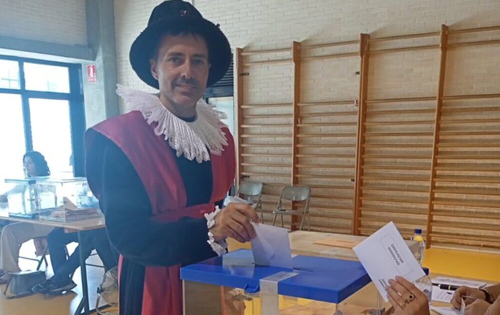 Jordi Jordan, alcalde de Tarragona, vota el 23J vestido del Renacimiento